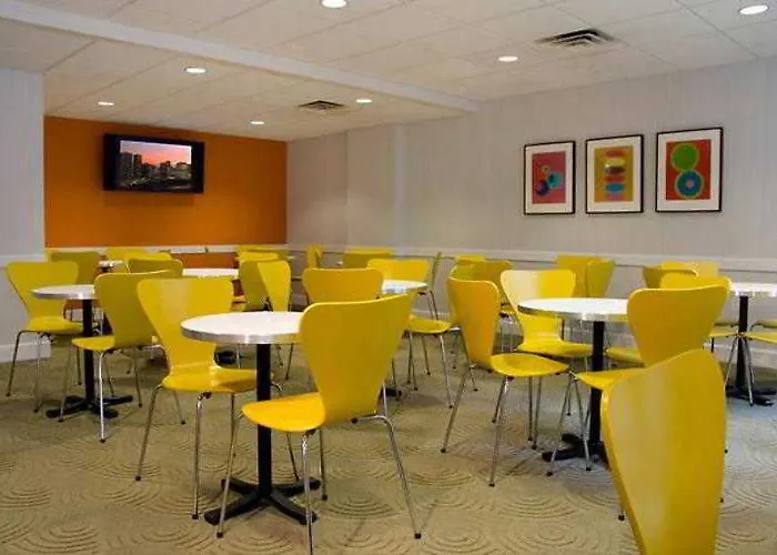 Hotel Fairfield And Downtown/ Magnificent Mile 3*